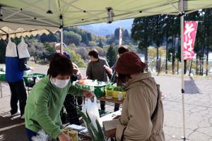 新鮮野菜、特産品即売市の様子（写真）