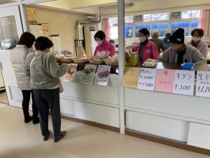 地元産のお土産を買い求める来訪者の様子（写真）