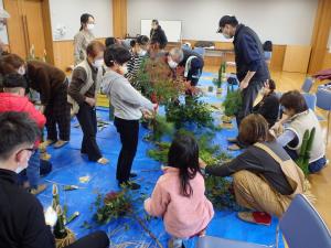 門松を組み立てる参加者の様子（写真）