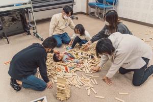 カプラを楽しむ親子の様子（写真）