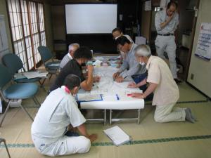 令和5年6月25日　川崎集落環境診断　集落地図作成の様子（写真）