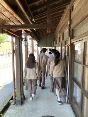 高校生がまちを歩いている写真