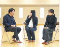 3人でのディスカッションの様子（写真）