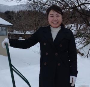 吉川区山直海地区で活動する関根照美隊員（写真）