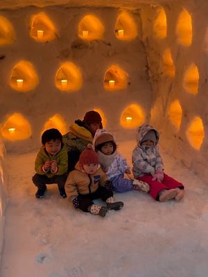 かまくらで遊ぶ子どもたちの様子。とってもかわいい（写真）