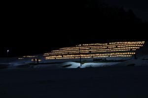 安塚区細野（六夜山荘前）雪灯籠　遠景（写真）