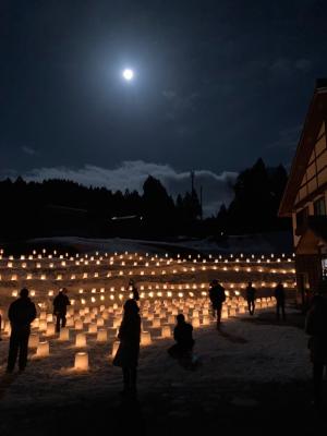 安塚区細野（六夜山荘前）月と雪灯籠と来訪者（写真）