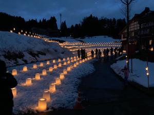 安塚区細野（六夜山荘前）雪灯籠と来訪者（写真）