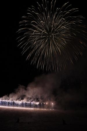 ナイアガラと打ち上げ花火（写真）