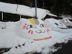 雪像（安塚区坊金）招き猫（写真）