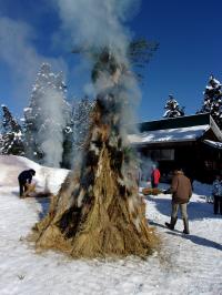 火が付けられたさいの神の様子（写真）