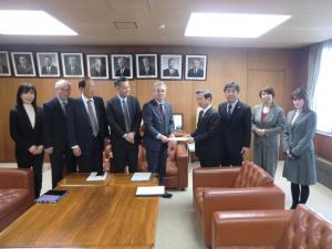 議長へ提言書を手交する様子(写真)