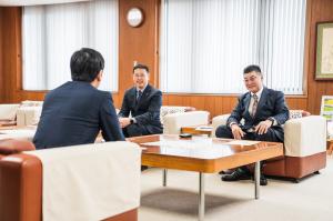 DX戦略官及びDX推進官への委嘱状交付式の写真