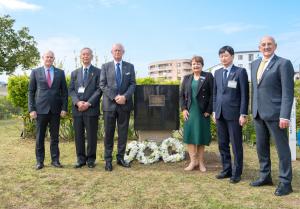 オーストラリア・カウラ市長を始めとするカウラ市訪問団による上越市訪問の写真（平和記念公園）