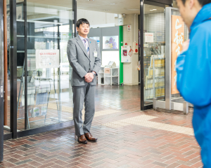 登庁する職員への声掛けの写真