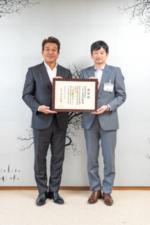 新星商事株式会社花井代表取締役と中川市長の写真