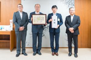 高坂防災株式会社からのふるさと上越応援寄附金の目録受領及び感謝状贈呈の写真