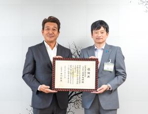 企業版ふるさと納税により寄附された新星商事株式会社への感謝状贈呈の写真