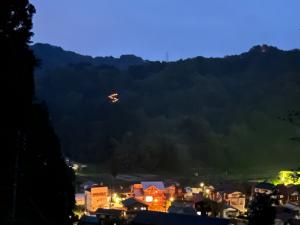 山の中腹に見えるちょうちん行列（遠景写真）