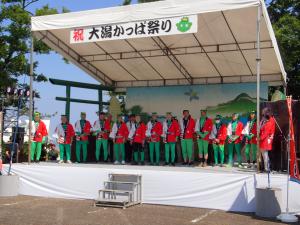開会セレモニーに集合するかっぱ隊集合（写真）