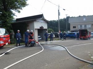 小型ポンプで中継するようす（写真）