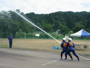 小型ポンプ操法　放水（写真）