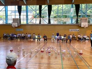 コロコロボウリングを行う参加者の様子（写真）