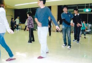 地域住民を対象とした踊りの講習会の様子