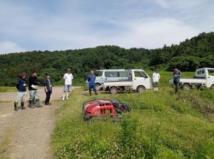 操作説明を受ける市職員の様子（写真）