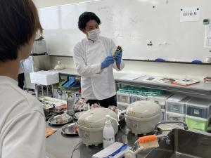 食品の選び方について説明する講師の写真