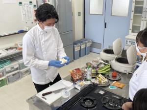 炊き込みご飯の調理を行う講師の写真
