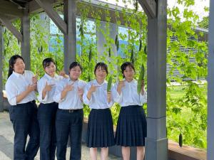 高田農業高校の生徒とオーレンプラザのグリーンカーテンの写真