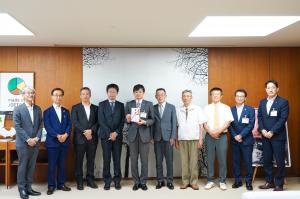 「ジムリーナと新しい夢を育む会」による備品贈呈の写真