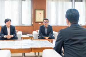 観桜会美化キャンペーン実行委員会からの協賛金の受領の写真