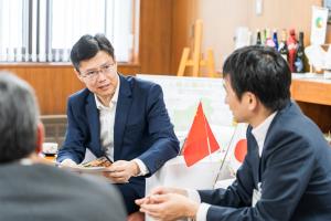 中華人民共和国駐新潟総領事館　崔為磊（サイ　イライ）総領事との面談の写真