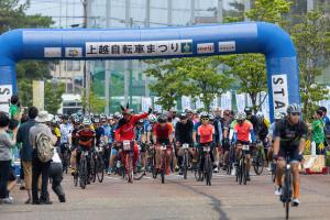 第１回上越自転車まつり光ケ原高原ヒルクラ＆上越里山ライド出発の写真