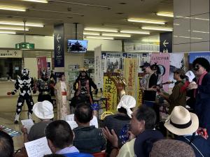 「佐渡島の金山」世界遺産登録決定を祝うフェリー乗り場でのパフォーマンス（写真）
