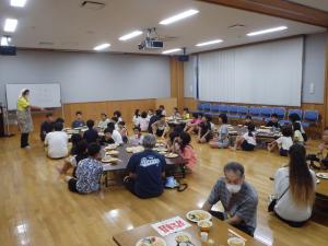 夕食を楽しむ子どもたちの様子（写真）