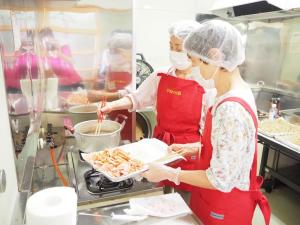 惣菜の調理を行う加工グループの様子（写真）