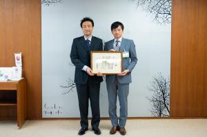 株式会社西村製作所西村代表取締役と中川市長の写真
