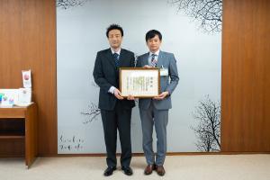 企業版ふるさと納税による寄附に対する株式会社西村製作所への感謝状贈呈の写真
