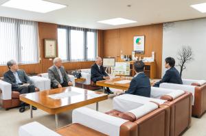 ふるさと上越応援寄附金の寄附に対する修養団上越への感謝状贈呈の写真