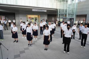 生徒が整列している様子（写真）
