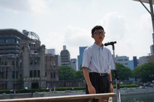 代表生徒が誓いの言葉を述べています（写真）