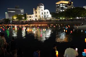元安川での灯ろう流しの様子（写真）