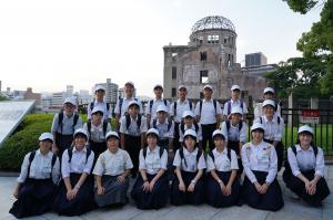 原爆ドーム前で撮影した集合写真（写真）