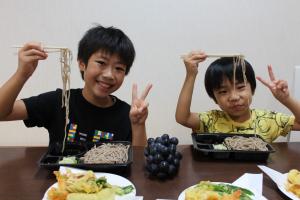 そばを食べる子供たちの様子（写真）