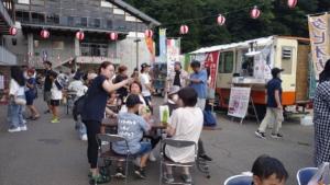 大勢の人で賑わう下名立地区前夜祭の様子（写真）