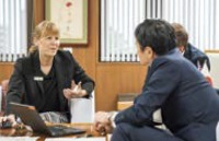 カウラ市職員のリンダ・バロンさん（写真）