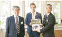 リリエンフェルト市長による市制50周年記念誌の贈呈（写真）